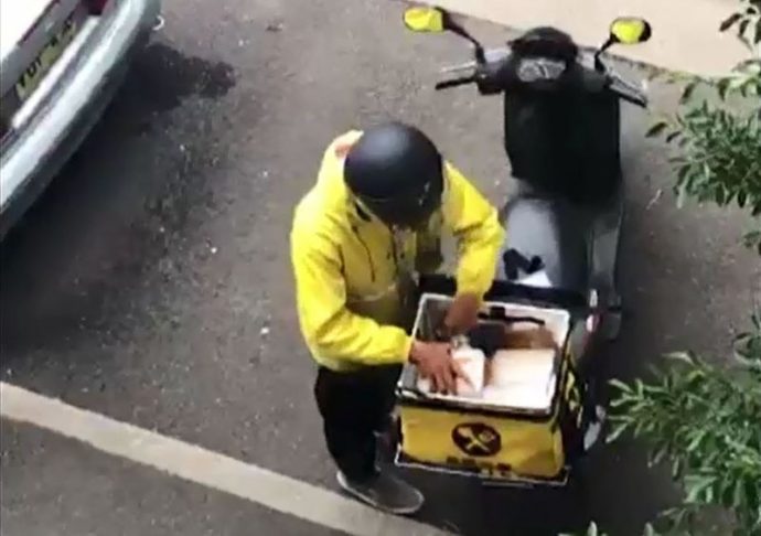 一女外卖员餐品被人偷走如果一个女外卖员的餐品被人偷走了，这是一件非常不愉快的事情。在这种情况下，可以采取以下措施