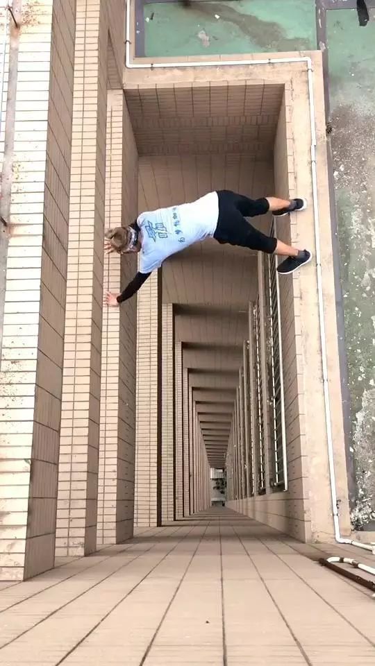 小伙梦游从三楼跳下:我真是人才梦游是一种睡眠障碍，可能与某些生理或心理因素有关。当一个人梦游时，他们可能会做出一些奇怪的行为，包括从高处跳下等危险行为。这种行为是非常危险的，可能导致严重的伤害甚至死亡。因此，不应该轻视梦游这种行为。