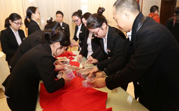 老板想给自己发多少年终奖都行揭秘年终奖真相，老板随心所欲发多少，员工能否受益？