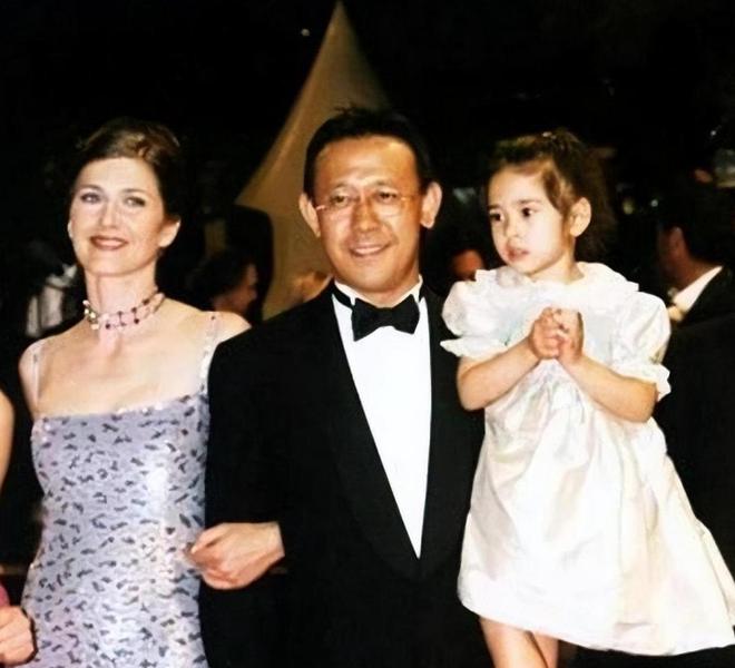 姜文31岁女儿婚礼现场曝光姜文是中国著名的演员、导演和编剧，关于他的私生活备受关注。至于姜文女儿婚礼的现场曝光，目前并没有关于此的可靠消息或公开报道。因此，无法得知姜文31岁女儿的婚礼现场情况。