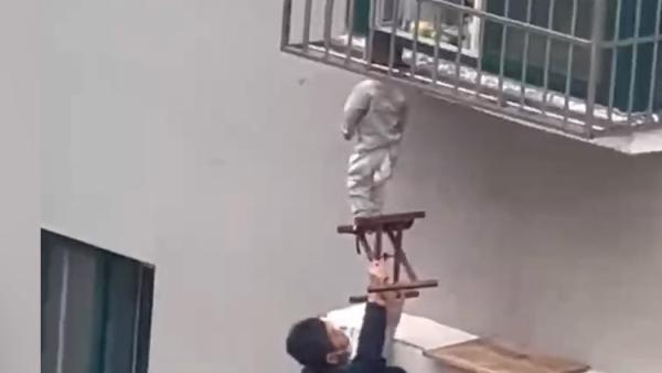 幼童爬到13层阳台外悬空玩引体向上幼童冒险行为，攀爬至13层阳台外悬空玩引体向上背后的安全警示与家庭教育重要性