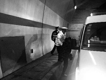 女子隧道内“幽闭恐惧”民警来接人女子隧道内遭遇幽闭恐惧，民警及时接人化险为夷