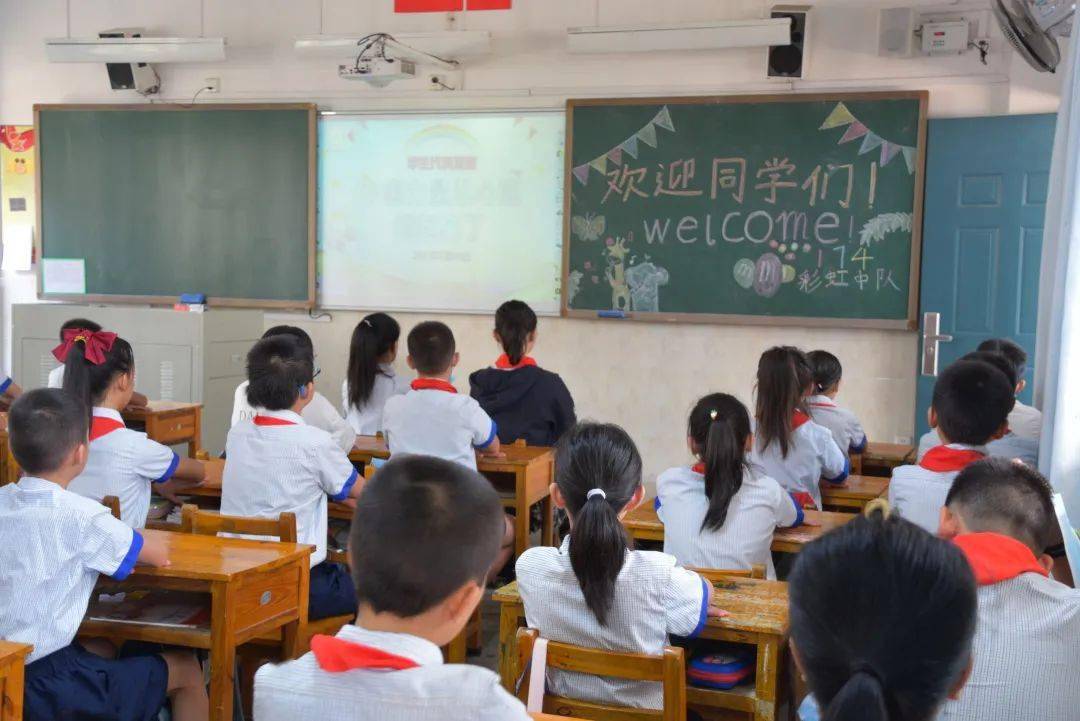 开学礼没必要卷仪式感开学礼，摒弃过度仪式感，回归真实意义