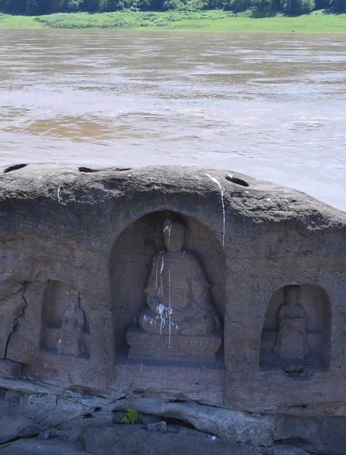 长江重庆段水位下降露出600年石佛长江重庆段水位下降露出神秘石佛，揭示历史与自然的交织传奇